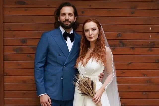     Звезда сериала «Постучись в мою дверь» вышла замуж за актера в Турции