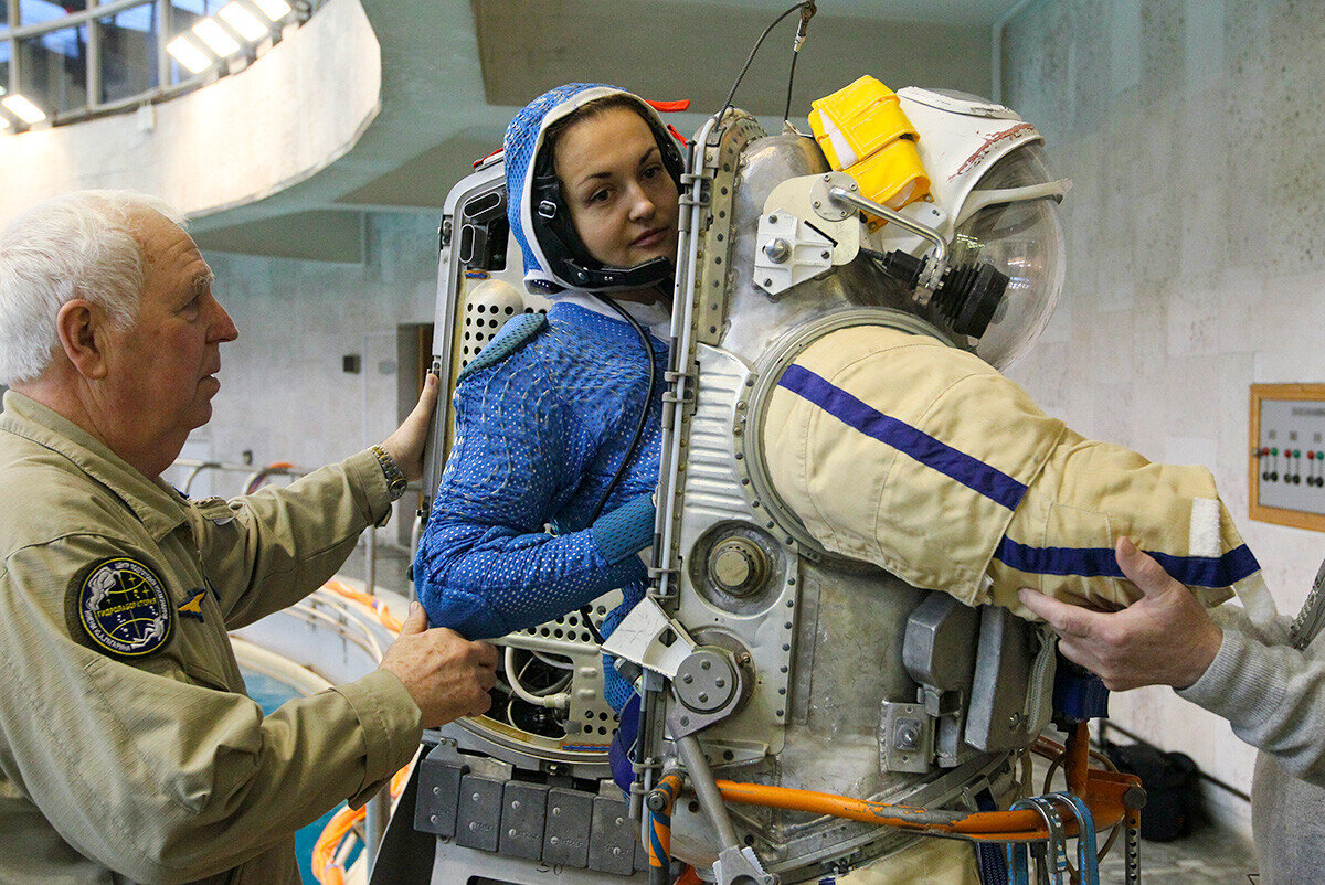 Полет космонавта в космос. Елена Серова на МКС. Елена Серова, Россия. Елена Серова в космосе. Российский космонавт Елена Серова.