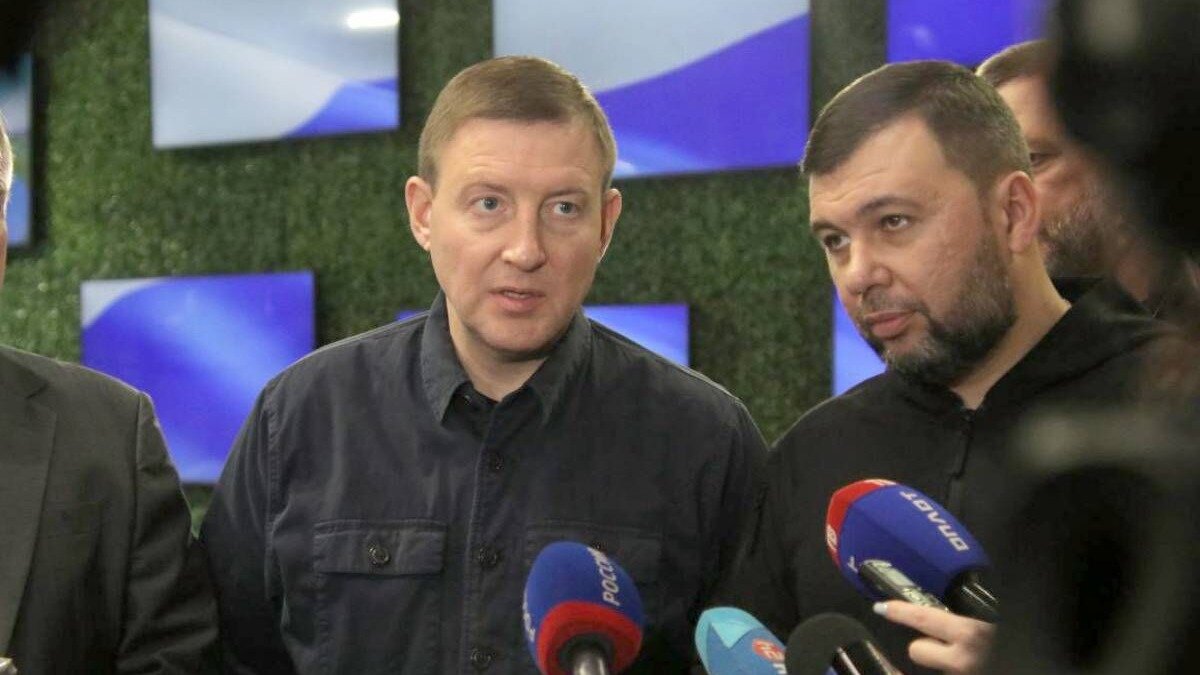     Секретарем отделения «Единой России» Донецкой народной республики избран Денис Пушилин, врио главы ДНР, Луганской народной республики – председатель народного совета ЛНР Денис Мирошниченко.