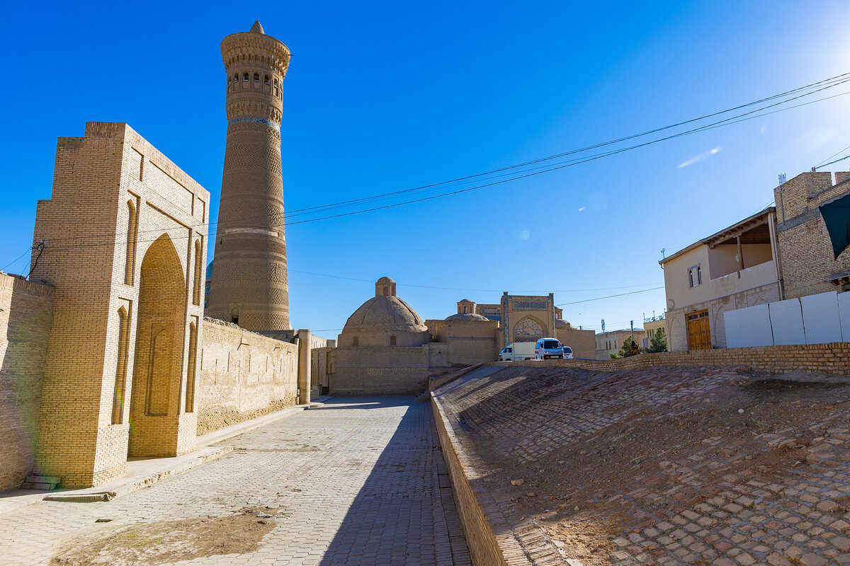 На пару дней решил смотаться в глубь страны и посетить один из древнейших городов Центральной Алии - Бухару. Расстояние от Ташкента около 580 километров.-2