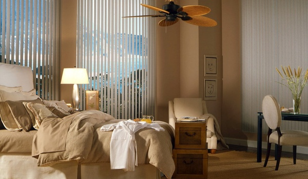Вертикальные жалюзи в спальне