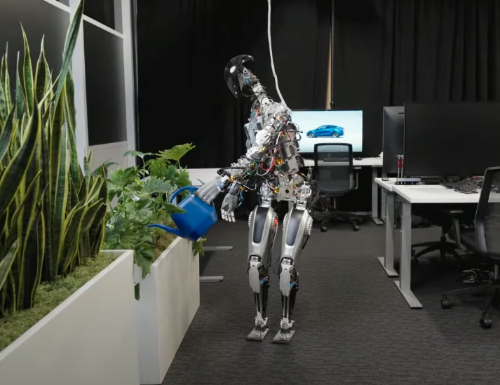 Фото: Скриншот видео (https://youtu.be/Gm6dZ1q06ks) Робот Optimus компании Tesla
