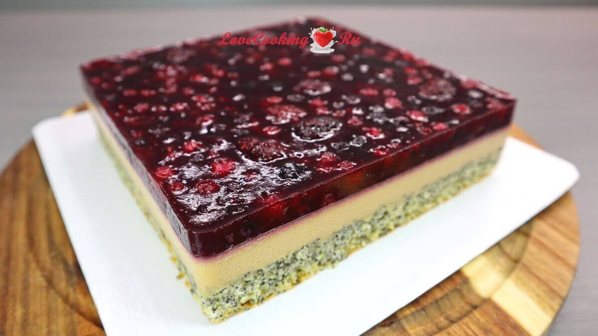 Торт маковый с ягодным конфи