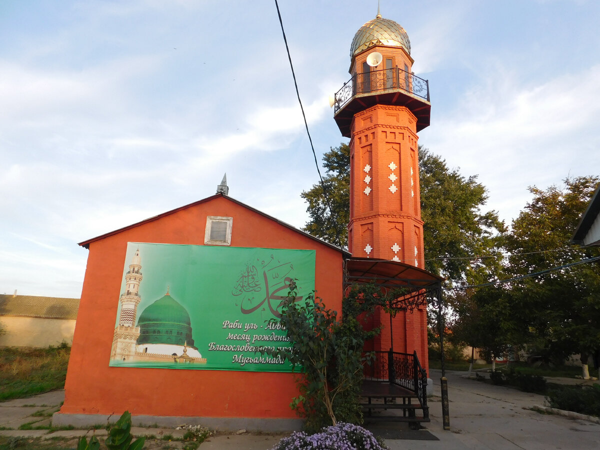 Старая мечеть с тюркской солнечной символикой