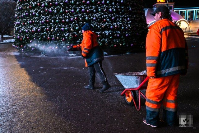    Коммунальщики посыпают асфальт реагентом от гололеда Александр Погожев © ИА REGNUM