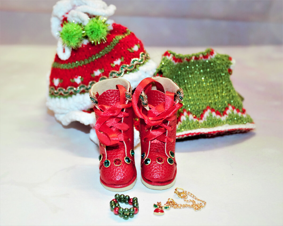 Ботиночки из красного кожзама для Little darling. Перебор со стразами, но в этом вся я, я так и хотела, чтобы был вот такой взрыв.