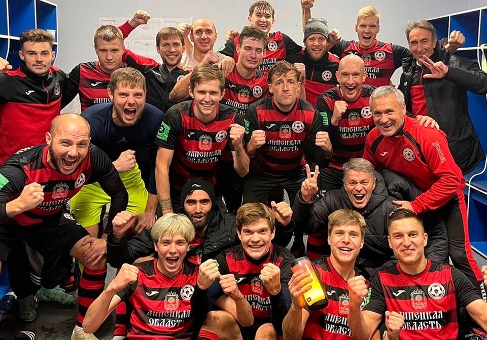     Радость в раздевалке "Металлурга". Фото со страницы ФК "Металлург" в VK.