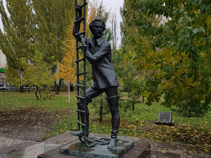     Барон Мюнхгаузен в сквере имени Олега Янковского в Саратове. / Светлана Хохрякова