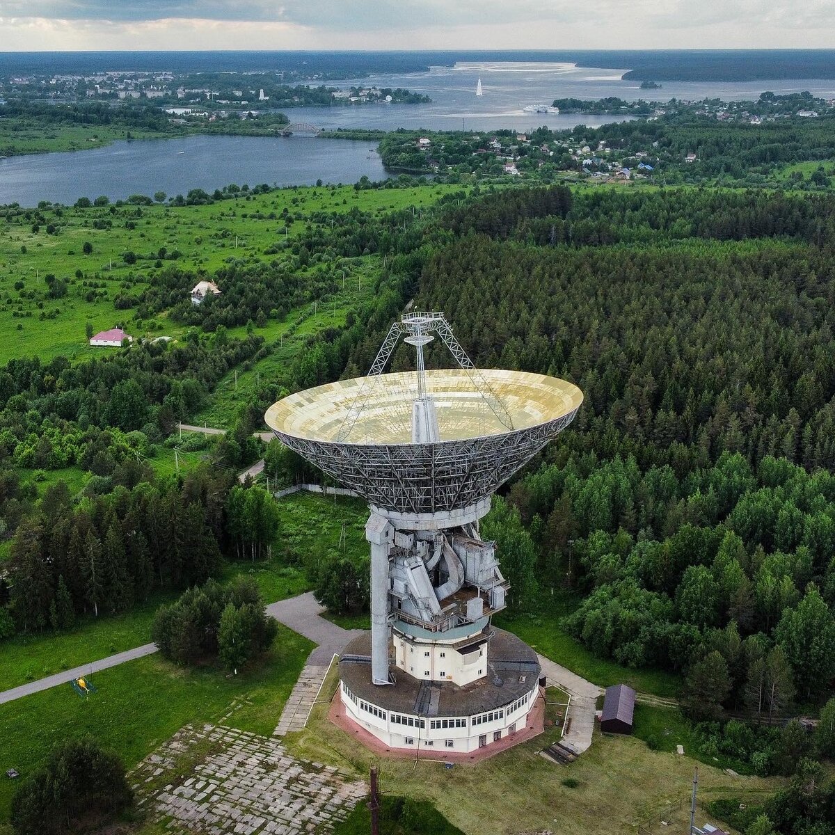 Вдалеке и колокольню видно
