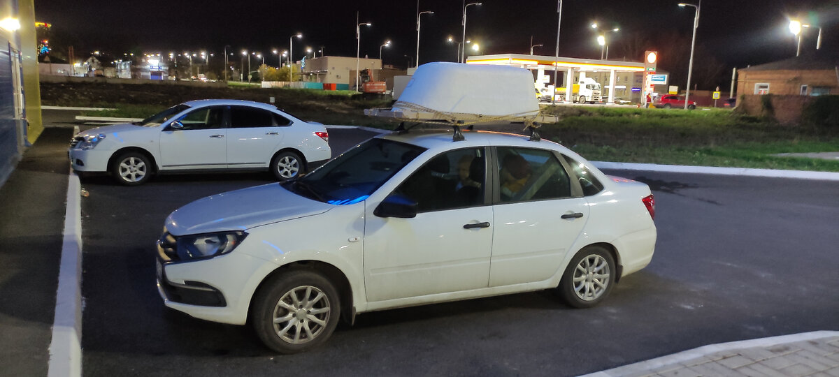 Совсем недавно я ездил на автомобиле Ваз -2107, но к сожалению после пробега, который превысил 500.000 километров, мотор начал есть масло как не в себя и машину пришлось поставить пока на прикол. Она будет ждать своего часа воскрешения. На этом автомобиле я перевозил различные виды грузов, порой даже со слов, многие могут не поверить, это и деревянный брус 150х150 шестиметровый и мягкая мебель полностью в сборе диван и два кресла. Всё это перевозилось на багажнике на крыше. Багажник, купленный на авито за 200 рублей, отработал на миллион процентов. Как я сказал ранее, данный автомобиль ждёт своего часа воскрешения, а сейчас я передвигаюсь на чуть более современном автомобиля Lada Granta FL а в данном автомобиле, багажник которого, практически отсутствует так как на машину было установлено ГБО метан. Непосредственно после самого приобретения авто, следом был куплен и  багажник на крышу,который так же уже себя окупил,так как на нём были перевезены такие вещи, как шкаф, холодильник средних размеров и теперь на очереди ванна. Ванна на автомобиле проехала 30 км до места дислокации без каких-либо нареканий и повреждений. При установке ванны на крышу, она очень сильно была похожа на автобокс. Интересно было бы услышать ваше мнение, кто что об этом думает? 