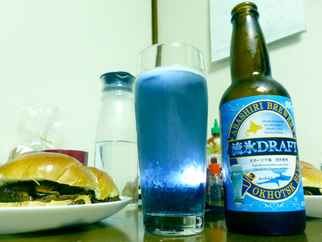 Пиво с синей этикеткой. Голубое пиво Abashiri. Пиво синяя бутылка. Пиво с голубой этикеткой. Пиво в синих бутылках стеклянных.