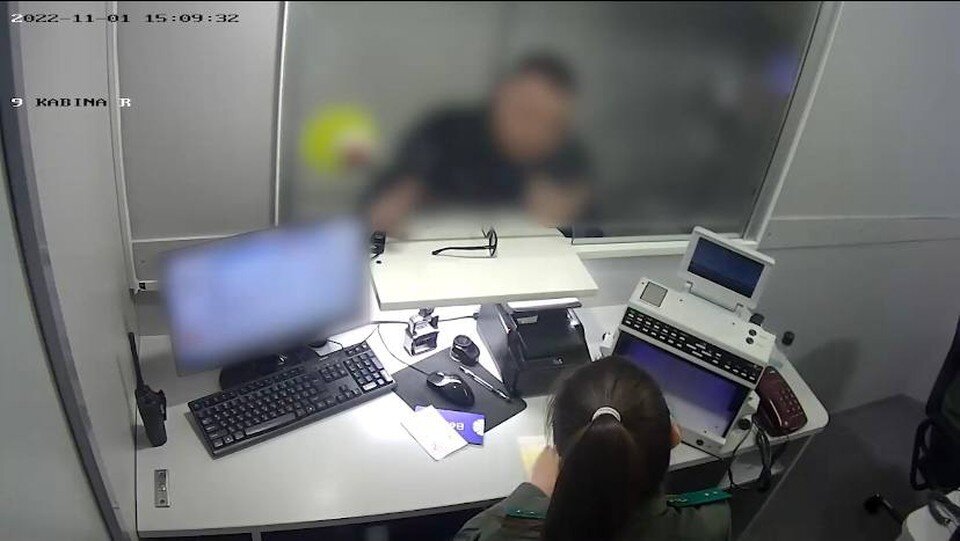     Мужчину с поддельным украинским паспортом задержали в Национальном аэропорту «Минск». Фото: скриншот с видео Госпогранкомитета