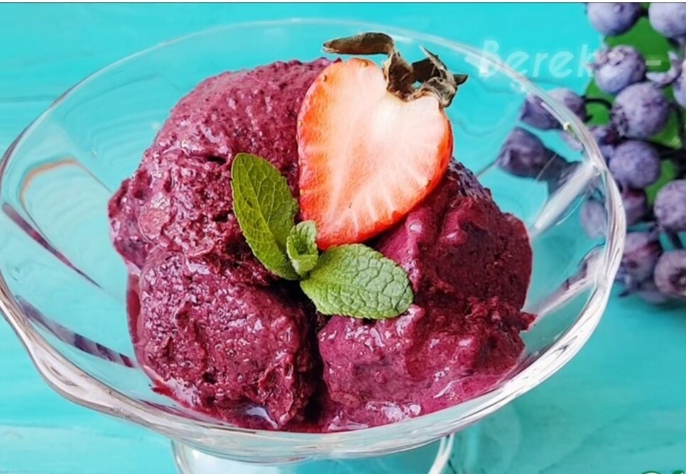 Такой десерт готовится всего 5 минут ! На вкус как ягодное мороженое ! И этим самым можно освободить холодильник от ягод к новому сезону . 