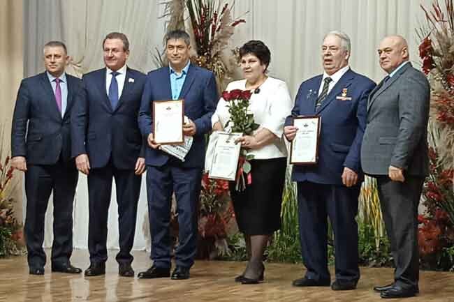 Во время награждения (справа налево): глава Кунгурского округа Вадим Лысанов, руководители лучших предприятий Юрий Юшков, Ольга Попова, Алмаз Хавыев, депутат Законодательного Собрания Пермского края Сергей Черезов, председатель Думы Кунгурского округа Сергей Крохалев