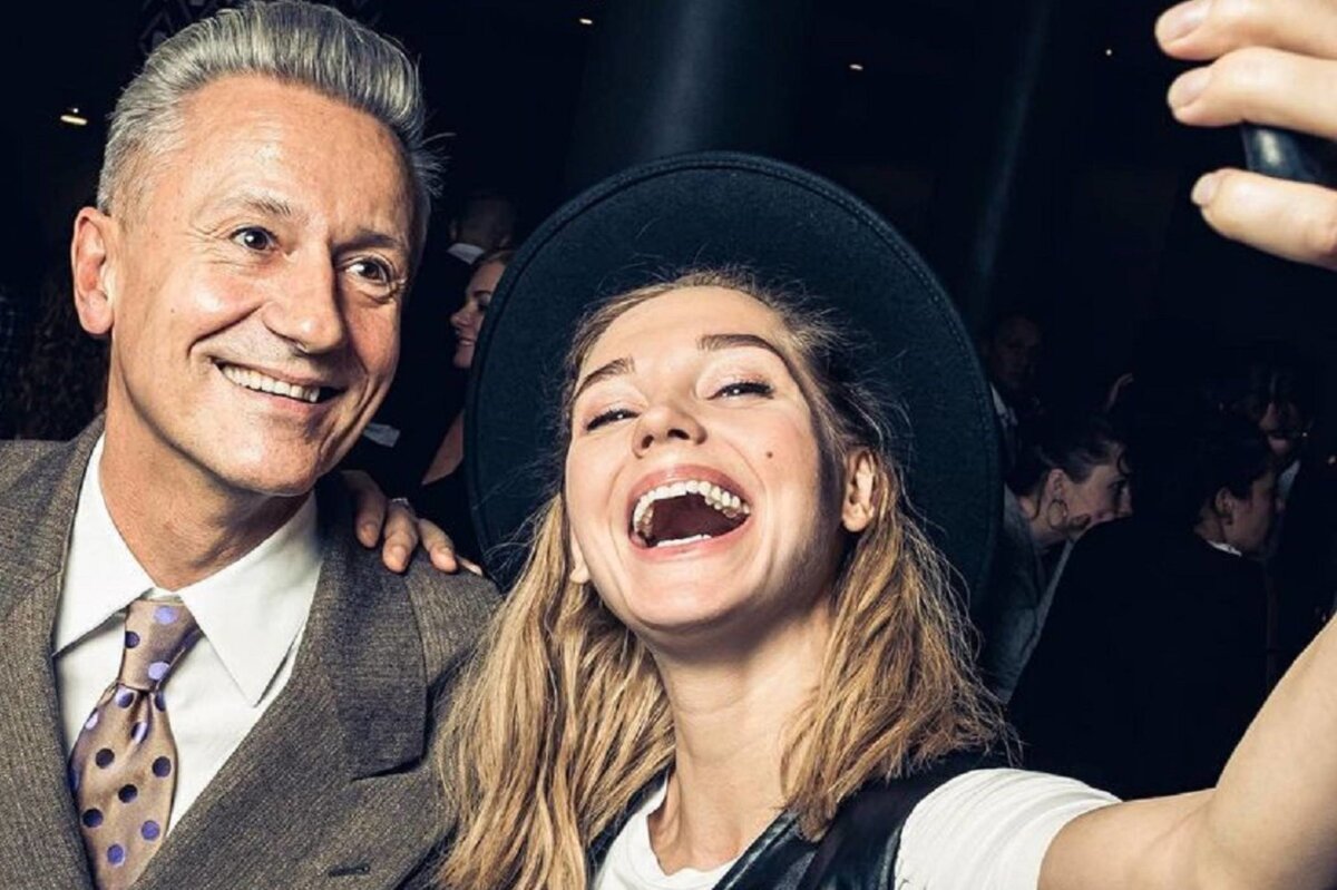     «Невероятно красивый мужчина с обезоруживающей улыбкой»: Асмус эмоционально обратилась к Меньшикову