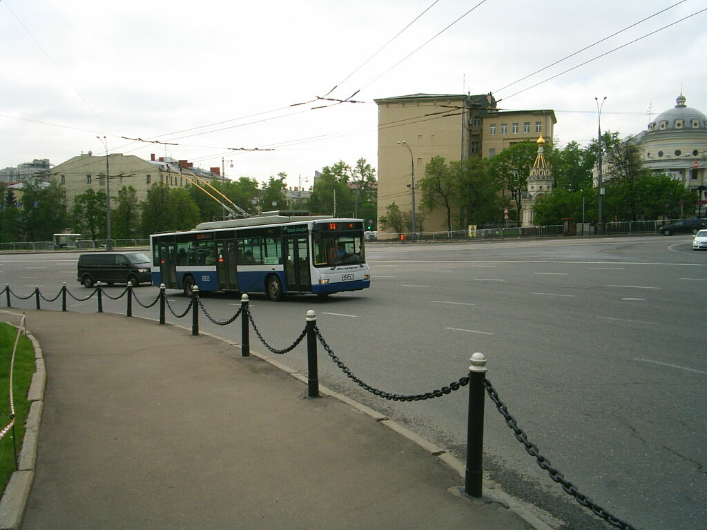 Май 2012 года, Моховая улица, троллейбус ВМЗ-5298.01 следует по маршруту № 33