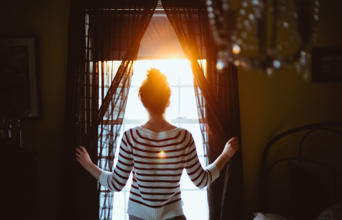 Картинка из интернета. Девушка у окна. Для иллюстрации.