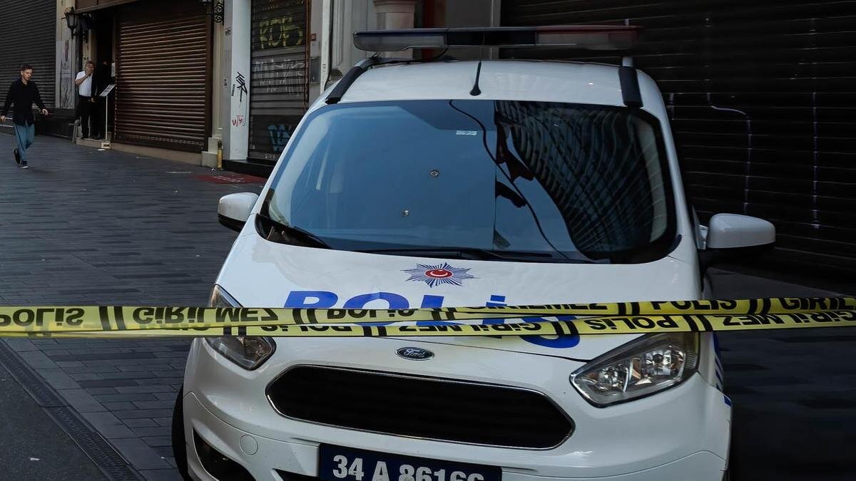    Желтая лента и полицейская машина:Osman Sadi Temizel / SOPA Images / LightRocket / Getty Images