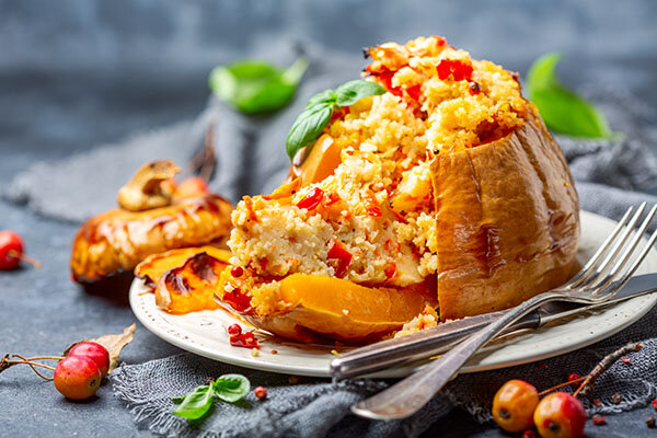 Тыква запеченная с кускусом и овощами.