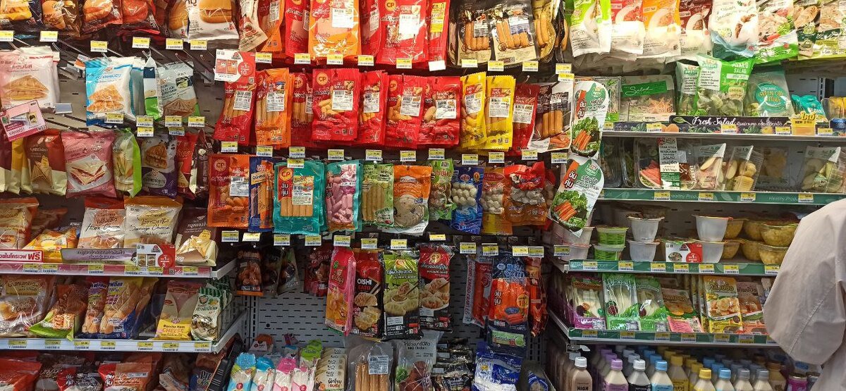 Полка с продуктами в 7-Eleven: готовые блюда, мини-порции сосисок и суши