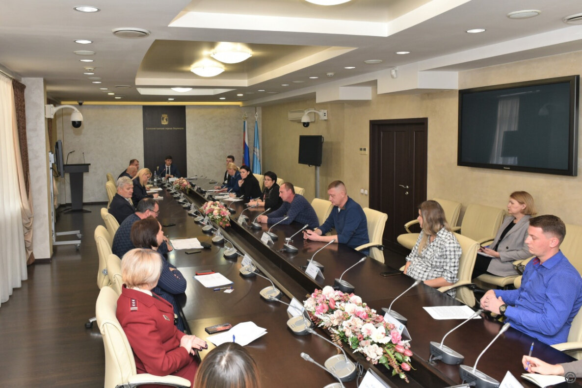 Мистер ли владивосток. Обсуждение судьбы. А симушкин актёр. Скотников художник. Суровый судья.