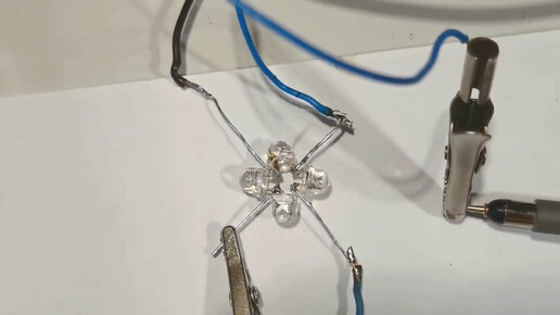 Диодный мост на четырех СВЕТОДИОДАХ.Вы увидете как переключаются диоды ...