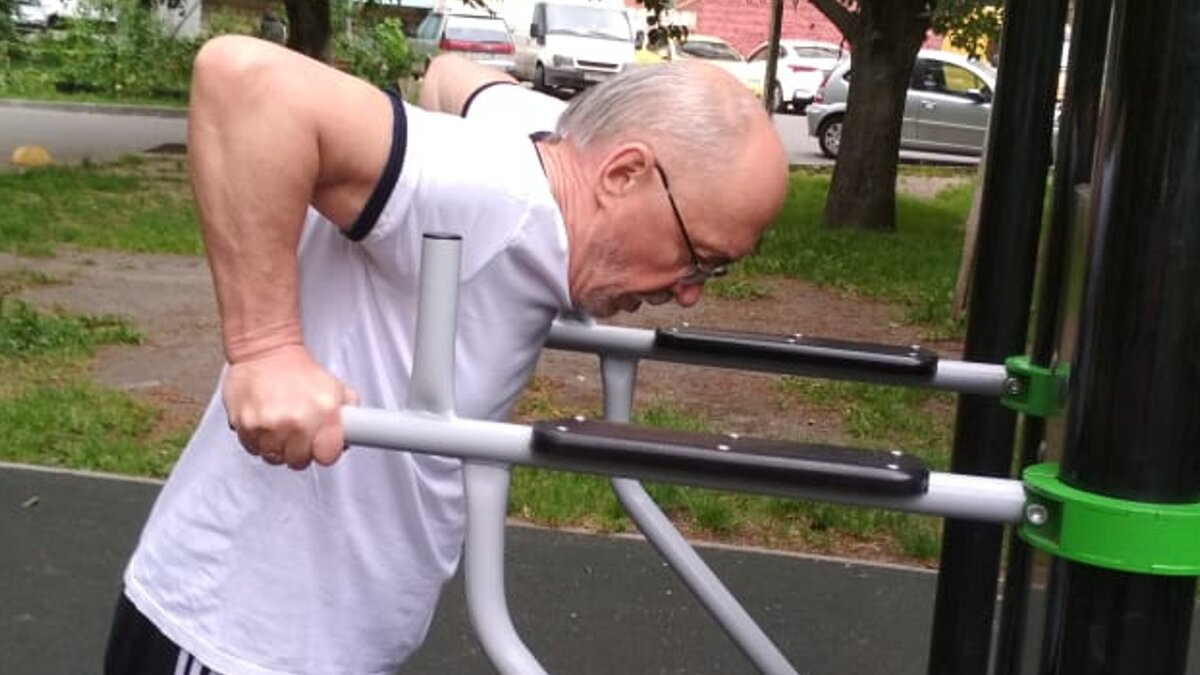 Для начала растягиваться можно и с опорой на ноги.