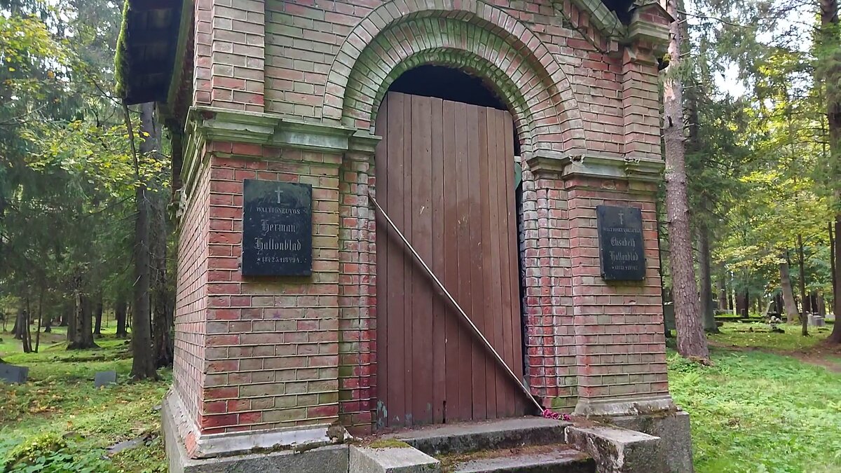 Склеп. Похоже, он тут такой единственный