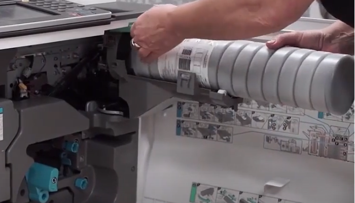 Фото 12. Снимаем израсходованную тубу с тонером