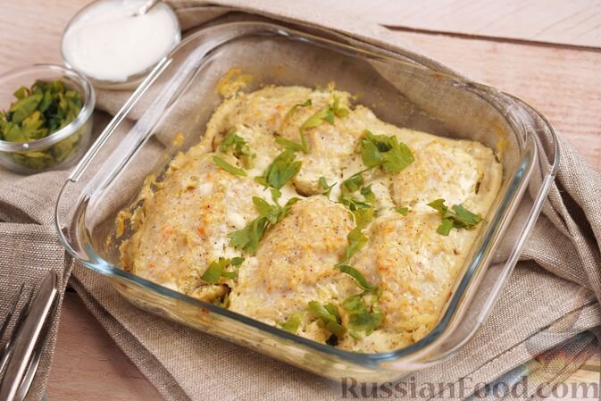 фарш куриный, капуста белокочанная, рис, морковь, лук репчатый, яйцо, сметана, горчица столовая, чеснок, карри, соль, перец чёрный молотый