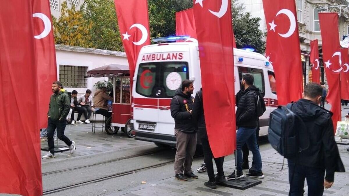    Автомобиль скорой помощи на месте теракта на центральной пешеходной улице Истикляль в Стамбуле© РИА Новости / Максим Дурнев