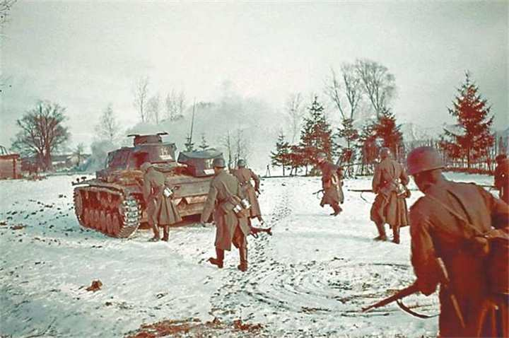 Части немецкой 11-й танковой дивизии наступают на Волоколамск. 