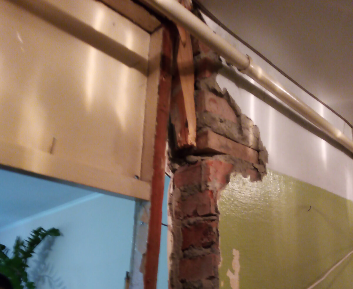 Проем в процессе демонтажа дверного короба