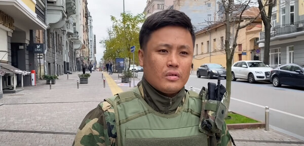 Кудайбек уулу Алмаз воюет в рядах ВСУ с февраля 2022-го. Кадр из видео YouTube / БАСЕ