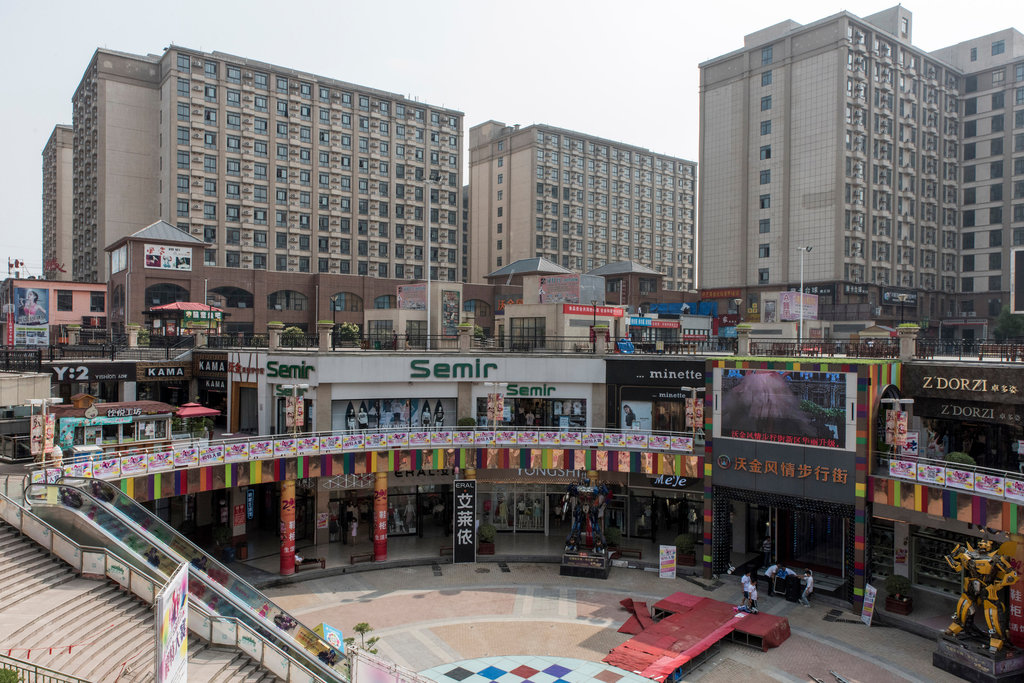 Масштабы завода Foxconn в Чжэнчжоу настолько велики, что для него был отстроен целый район. На фото: общежития и торговый центр для работников фабрики