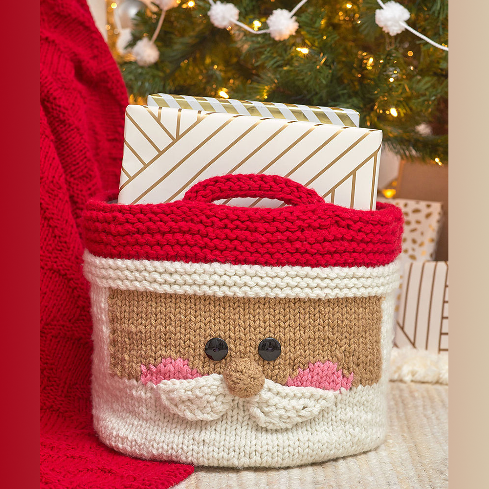 То ли сумка, то ли корзинка. Под елочкой хорошо будет смотреться. https://www.ravelry.com/patterns/library/jolly-santa-basket