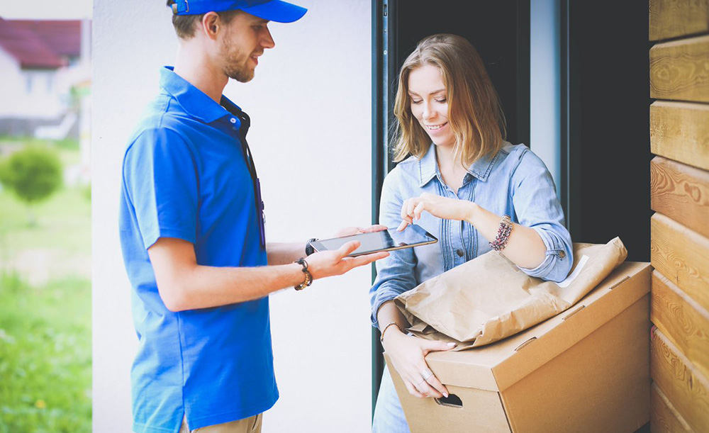 Водитель курьер девушка. Доставщики в голубой форме. Водитель экспедитор. Человек получает доставку. Профессия курьер.