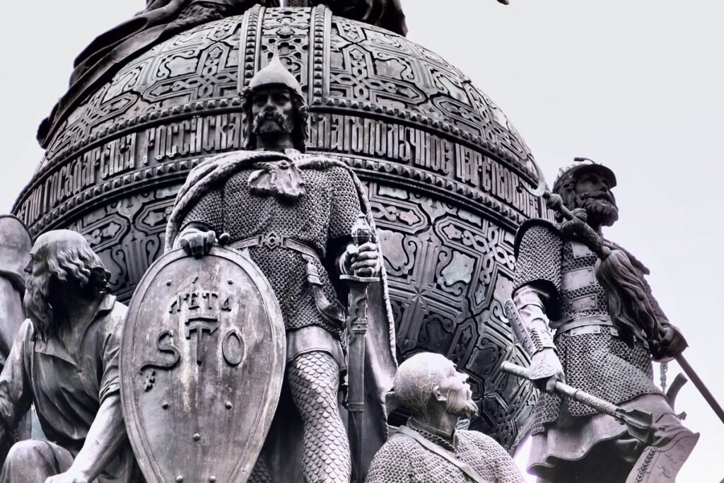 Рюрик на Памятнике «Тысячелетие России» (Источник: https://www.bankgorodov.com/public//photos/sights/1378883770.jpg)
