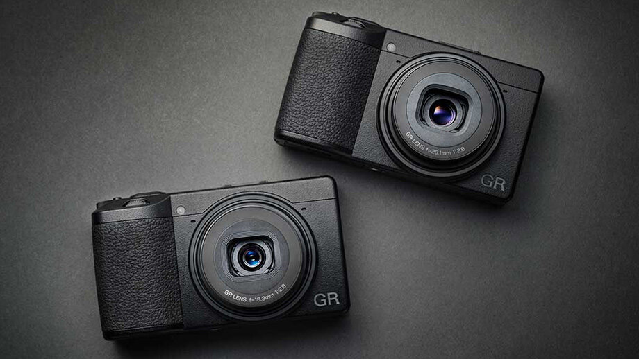 Компактные камеры RICOH GR IIIx (вверху) и GR III (внизу)