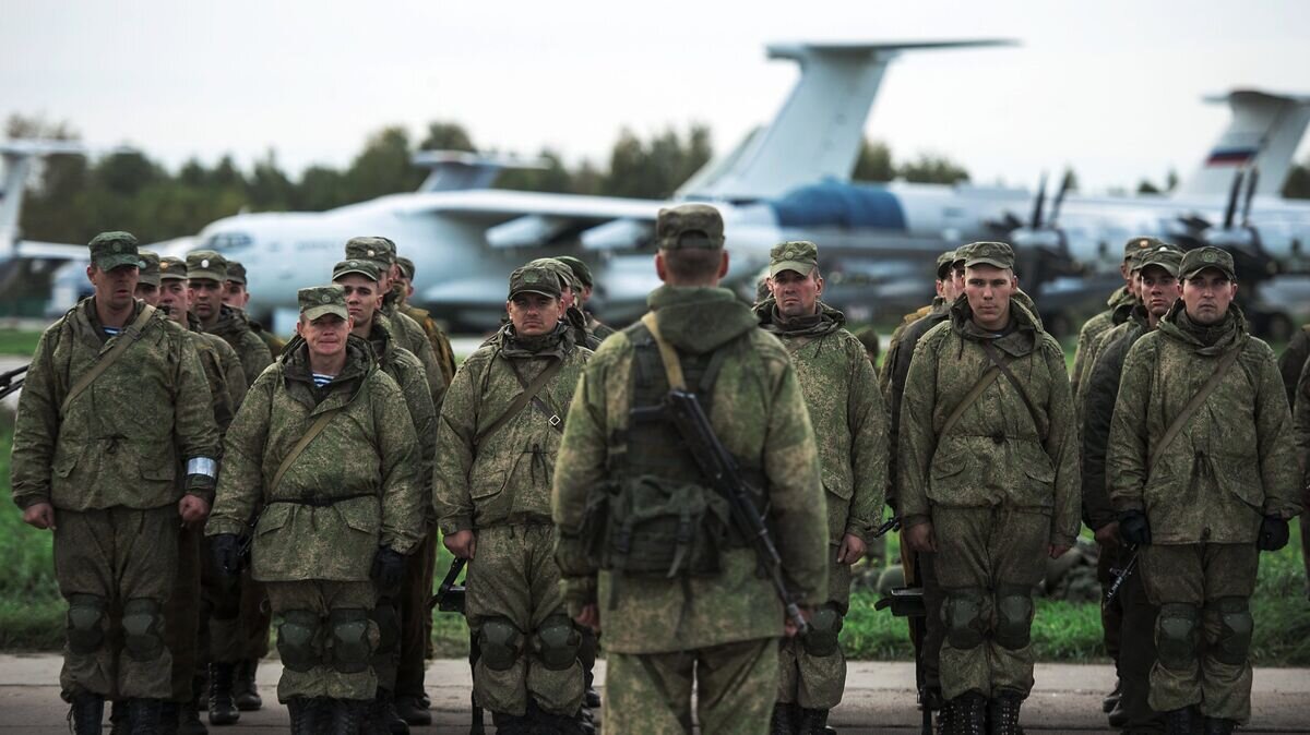    Военнослужащие после марш-броска на аэродром Дягилево в ходе учений ВДВ в Рязанской области© РИА Новости / Евгений Биятов