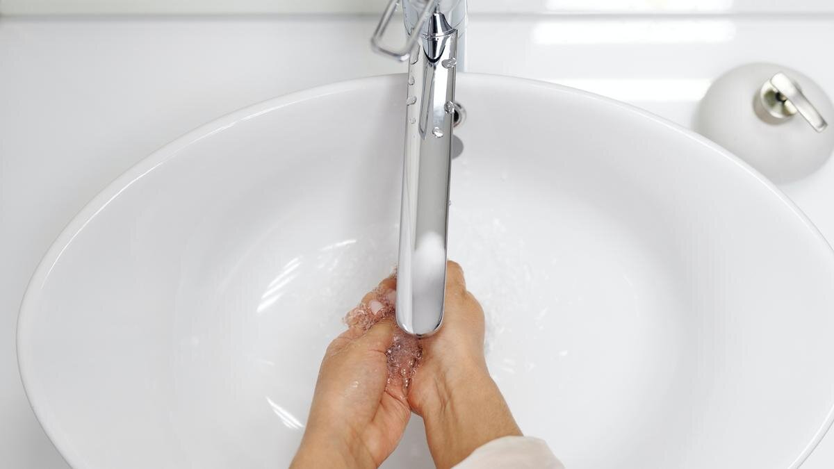    Руки у крана с водой:pexels.com