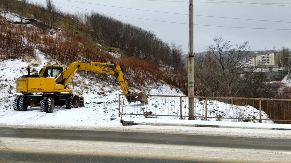 Техника у остановки "Улица Победы"