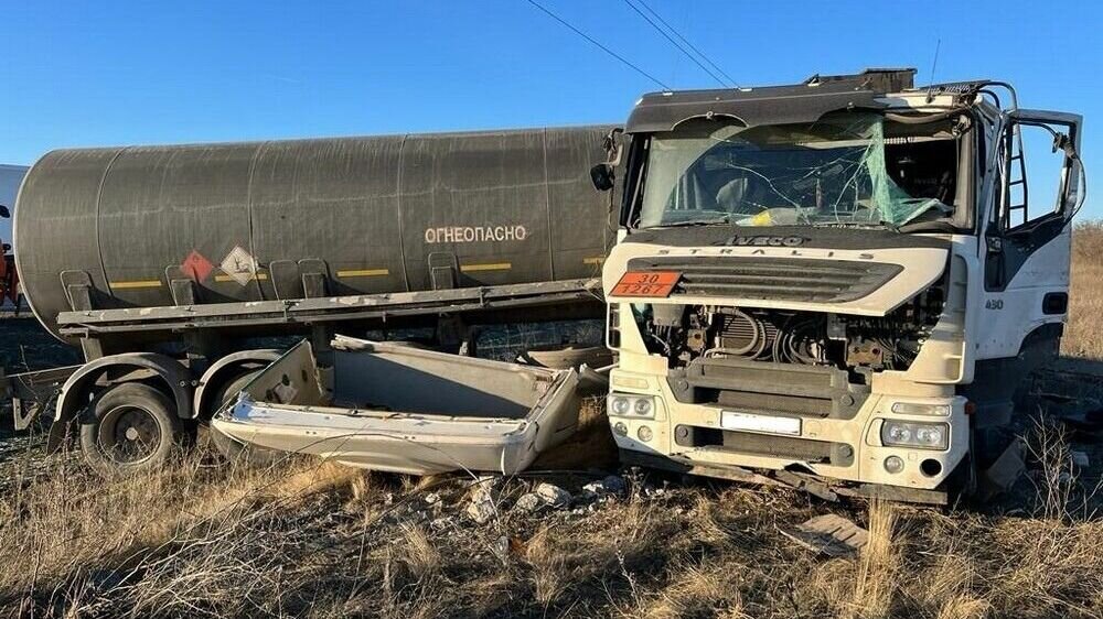     В Дубовском районе Волгоградской области лоб в лоб столкнулись два бензовоза и вылетели на обочину. В результате аварии пострадал один из водителей.