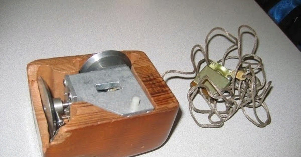 1968 год компьютерная мышь – дуглас энгельбарт. Дуглас энгельбарт и первая мышь. Дуглас энгельбарт компьютерная мышь. Дуглас энгельбарт компьютерная мышь. Дуглас энгельбарт изобретения.