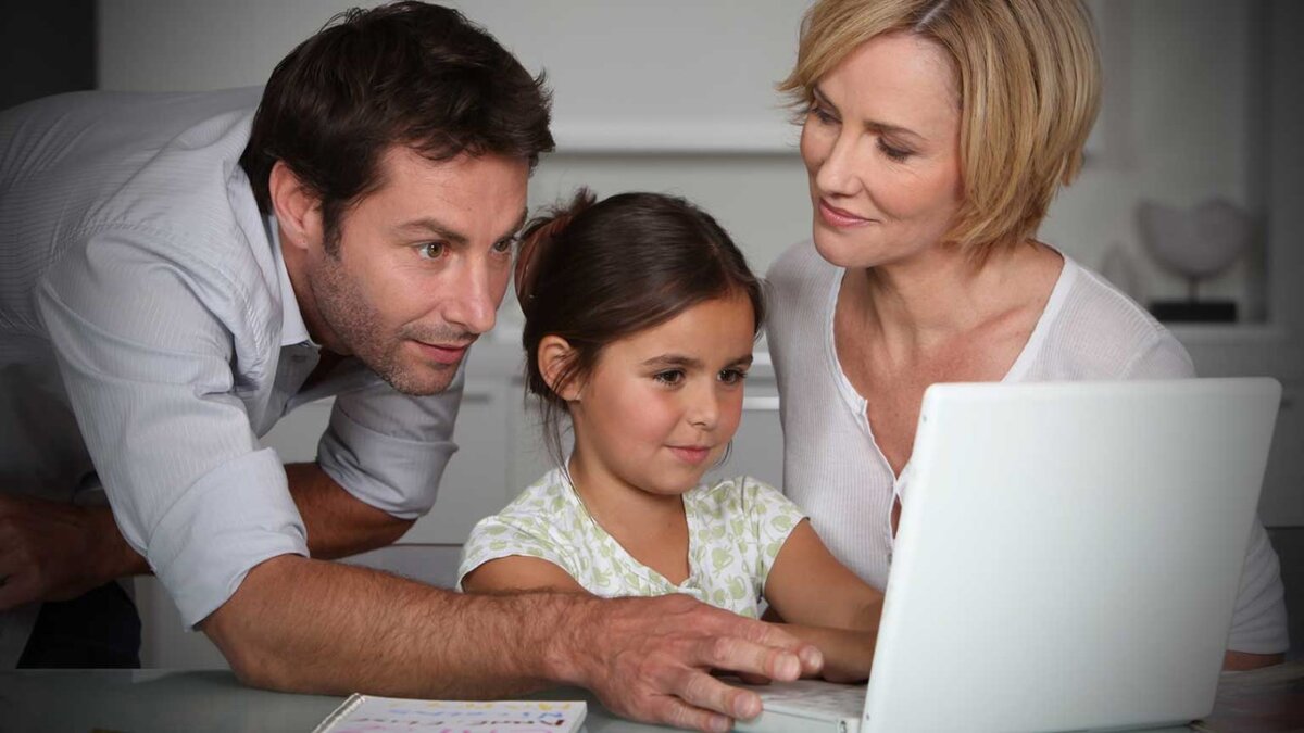 Родители и дети за компьютером. Советоваться с родителями. Контроль родителей. Родители и дети контроль. Родители без интернета