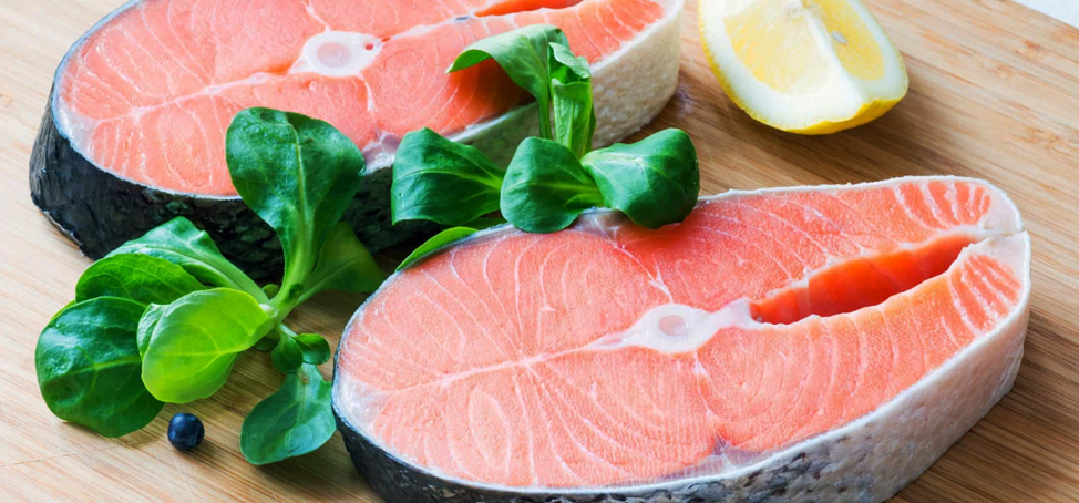 Рыба жирных сортовПолезнейшая белковая еда, содержащая большое количество витамина В12, дофамина и серотонина. Необходима для здоровья мозга и нервной системы человека.