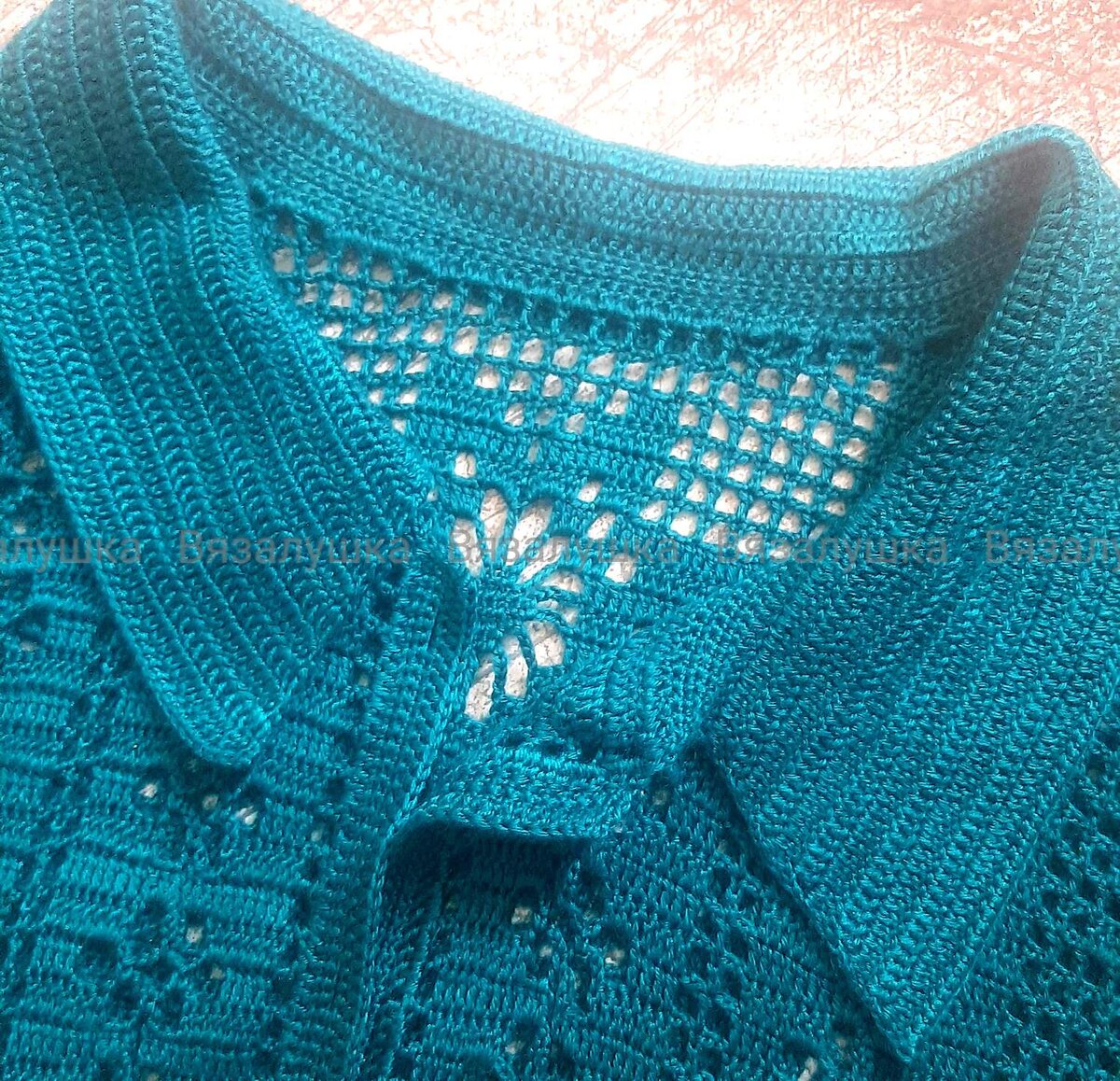 Планочку вязала ст б/нак, сам воротник ст с/нак, прибавки по кругу симметрично центру по 4 штуки через ряд всего 3 раза.