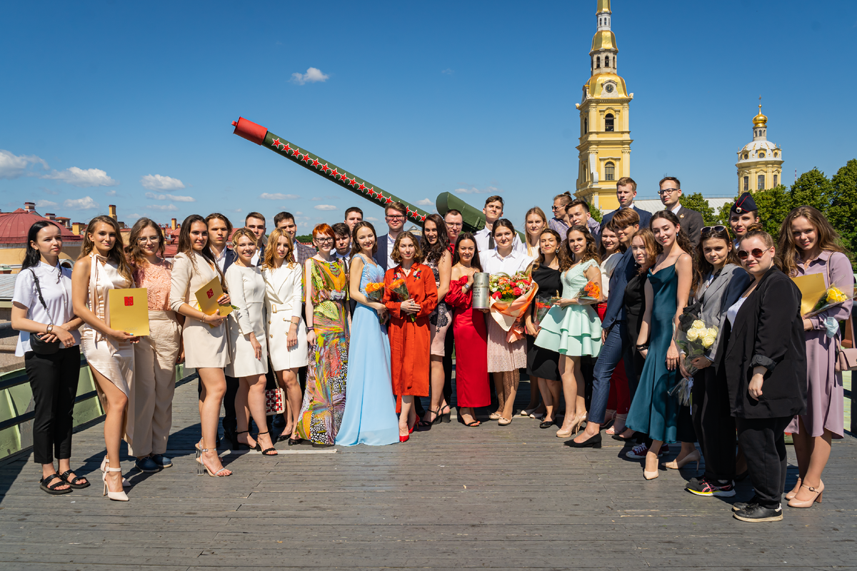 Недорогой выпускной спб. Атриум Петропавловской крепости. Лучшие выпускники. Студенты Санкт-Петербурга. Лучшие выпускники СПБ 2021.