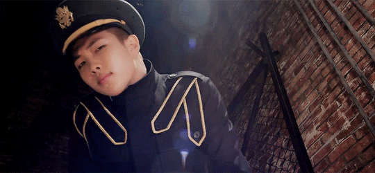 Полицейские тоже могут быть нежными и т/и повезло в этом. Намджун не только помог решить проблему девушки, но и разнообразить ее сексуальную жизнь.