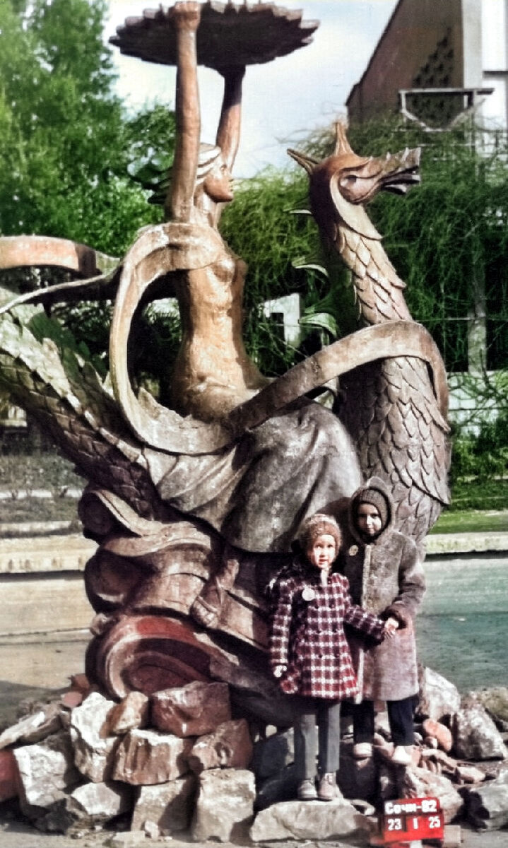 1982 год. Город Адлер. Моя сестра Оксана (справа, чуть выше) и я. Фото раскрашено при помощи мобильного приложения, правда, приложению не удалось восстановить все цвета как надо.